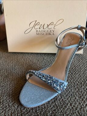 Jewel Badgley Mischka Silver Glitter Crystal-Embellished Strappy Sandal